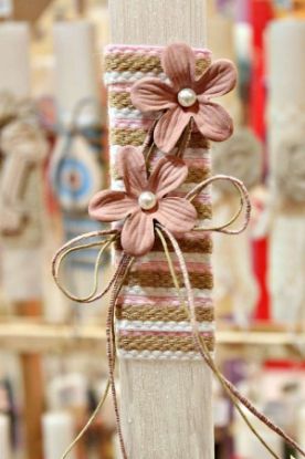 Εικόνα της Πασχαλινή λαμπάδα  ροζ λουλ. σε τριχρωμη λινάτσα κορδέλα Ύψος 25