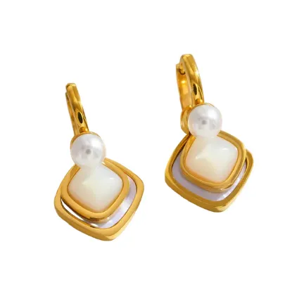 Εικόνα της Σκουλαρίκια επιχρυσωμένο ατσάλι με ρόμβους και πέρλα