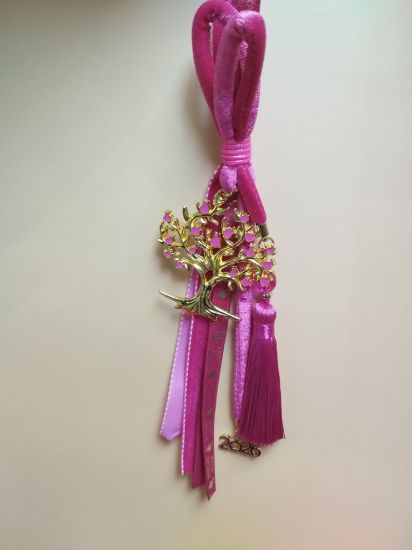 Εικόνα της ΚΡΕΜΑΣΤΟ ΦΟΥΞΙΑ ΓΟΥΡΙ ΜΕ ΔΕΝΤΡΟ