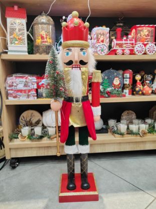 Εικόνα της ΚΑΡΥΟΘΡΑΥΣΤΗΣ ΠΟΥ ΚΡΑΤΑΕΙ ΔΕΝΤΡΟ