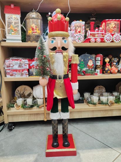 Εικόνα της ΚΑΡΥΟΘΡΑΥΣΤΗΣ ΠΟΥ ΚΡΑΤΑΕΙ ΔΕΝΤΡΟ