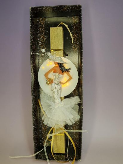 Εικόνα της ΛΑΜΠΑΔΑ ΓΥΝΑΙΚΑ ΜΕ ΛΕΥΚΟ ΦΟΡΕΜΑ ΜΕ ΦΩΣ