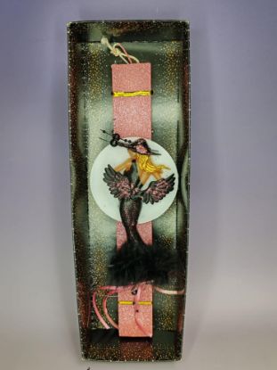 Εικόνα της ΛΑΜΠΑΔΑ ΓΥΝΑΙΚΑ ΜΕ ΜΑΥΡΟ ΦΟΡΕΜΑ ΜΕ ΦΤΕΡΑ ΚΑΙ ΦΩΣ