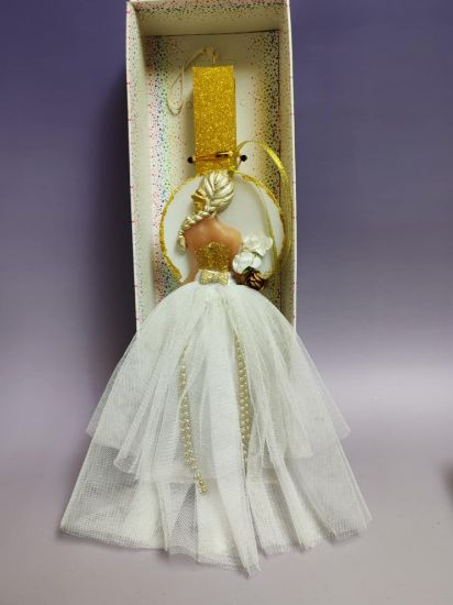 Εικόνα της ΛΑΜΠΑΔΑ ΚΟΠΕΛΑ ΜΕ ΛΕΥΚΟ ΦΟΡΕΜΑ ΚΑΙ ΧΡΥΣΕΣ ΛΕΠΤΟΜΕΡΕΙΕΣ