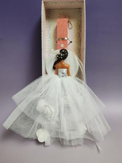 Εικόνα της ΛΑΜΠΑΔΑ ΚΟΠΕΛΑ ΝΥΦΗ  ΜΕ ΛΕΥΚΟ ΦΟΡΕΜΑ