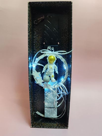 Εικόνα της ΛΑΜΠΑΔΑ ΜΕ ΑΣΤΡΟΝΑΥΤΗ ΣΤΟ ΚΕΝΤΡΟ ΜΕ ΦΩΣ