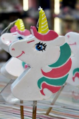 Εικόνα της Πασχαλινή λαμπάδα Πλακέτα Μονόκερος 12,8 x 9,3cm