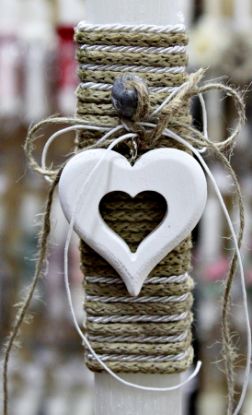 Εικόνα της Πασχαλινή λαμπάδα 25Δ021 Καρδιά Ξύλινη Λευκή Τρύπα Ύψος 25