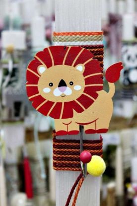 Εικόνα της Πασχαλινή λαμπάδα  Ξύλινη κρεμάστρα λιοντάρι  25x4.5cm