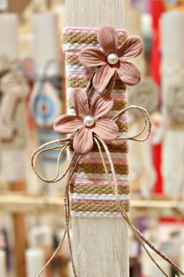 Εικόνα της Πασχαλινή λαμπάδα  ροζ λουλ. σε τριχρωμη λινάτσα κορδέλα Ύψος 25