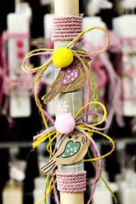 Εικόνα της Πασχαλινή λαμπάδα 22Δ047 Ξύλινα πουλάκια ζευγάρι Ύψος 25 εκ